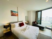 Postel nebo postele na pokoji v ubytování Edge Central Pattaya Vip Condo