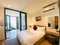 Postel nebo postele na pokoji v ubytování Edge Central Pattaya Vip Condo