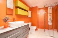 Koupelna v ubytování Puerto Banús, Edificio Tembo, 2 bedroom apartment, parking and pool