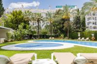 Bazén v ubytování Puerto Banús, Edificio Tembo, 2 bedroom apartment, parking and pool nebo v jeho okolí