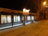 LA PIGNA mare, collina, Ravenna, Mirabilandia, Cottignola في Ghibullo: مبنى على شارع في الليل