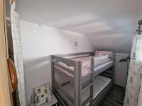 a small bunk bed in a small room at Charmant duplex à 500 m de la plage in Barbâtre