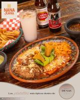 Una mesa con un plato de comida y una bebida. en Hotel Dunas Near Consulate, en Ciudad Juárez