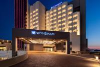 Una vista del hotel Waldorf Astoria por la noche en Wyndham Bukhara, en Bukhara