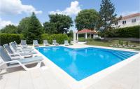 Swimmingpoolen hos eller t&aelig;t p&aring; 5 Bedroom Gorgeous Home In Bisko