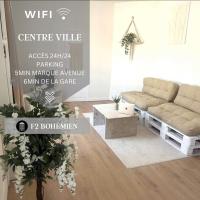 a living room with a couch and a table at F2 Bohémien au centre ville in Corbeil-Essonnes