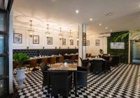 ein Speisesaal mit Tischen und Stühlen in einem Restaurant in der Unterkunft Le Thatluang D'oR Boutique Hotel in Vientiane