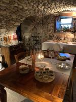 een keuken met een tafel met eten en wijnglazen bij Bed & Breakfast Casa Marinella in Lenna