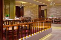 ein Restaurant mit Holztischen und Stühlen in einem Raum in der Unterkunft The Westin Sanya Haitang Bay Resort in Sanya