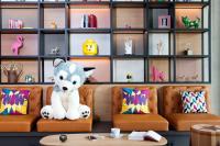Moxy Rustにあるシーティングエリア