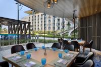 マスカットにあるW Muscatのテーブルと椅子のある会議室と建物