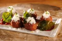 un plato de comida en una mesa con comida en Clearwater Beach Sheraton Resort on Sand Key, en Clearwater Beach