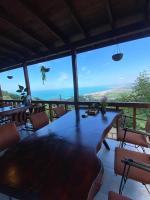 AkcaabatにあるAntikhouse Bungalow&Cafeの大きなテーブルと椅子のあるダイニングルーム