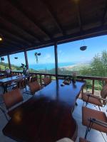 AkcaabatにあるAntikhouse Bungalow&Cafeのダイニングルーム(テーブル、椅子付)