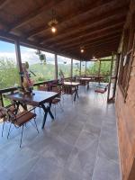 AkcaabatにあるAntikhouse Bungalow&Cafeの建物の中にテーブルと椅子が置かれたパティオ