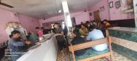 un grupo de personas en un restaurante con un mostrador en Raj palace, en Uttarkāshi