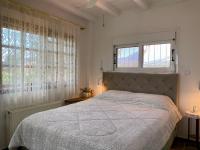 Postel nebo postele na pokoji v ubytování Kineta luxury House