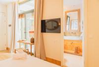 Televízia a/alebo spoločenská miestnosť v ubytovaní Casa Bassa Hotel