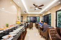 un comedor con gente sentada en las mesas en Blubiz Hotel Mỹ Đình (Blubiz Hotel 2), en Hanói
