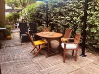 Ogród w obiekcie Votre séjour à Sanary dans bas de villa avec terrasse végétalisée et abritée exposition Est Sud Ouest à 400m du Centre ville en zone piétonne où tout peut se faire à pied