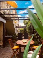 Balkon lub taras w obiekcie Votre séjour à Sanary dans bas de villa avec terrasse végétalisée et abritée exposition Est Sud Ouest à 400m du Centre ville en zone piétonne où tout peut se faire à pied