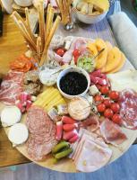 MonestierにあるLa Grange de Cablancの肉・チーズの種類のトレイ