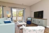ein Wohnzimmer mit Couch und Fernseher in der Unterkunft All New Luxury Beach Retreat 1 Mile to Beach w Pool in Myrtle Beach