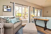 ein Wohnzimmer mit einer Couch und einem Tisch in der Unterkunft All New Luxury Beach Retreat 1 Mile to Beach w Pool in Myrtle Beach