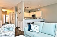 ein Wohnzimmer mit einer blauen Couch und einer Küche in der Unterkunft All New Luxury Beach Retreat 1 Mile to Beach w Pool in Myrtle Beach