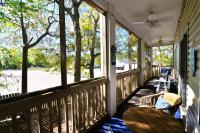 Ein Balkon oder eine Terrasse in der Unterkunft All New Luxury Beach Retreat 1 Mile to Beach w Pool