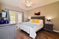 Ein Bett oder Betten in einem Zimmer der Unterkunft All New Luxury Beach Retreat 1 Mile to Beach w Pool