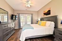 Ein Bett oder Betten in einem Zimmer der Unterkunft All New Luxury Beach Retreat 1 Mile to Beach w Pool