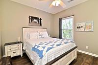 Ein Bett oder Betten in einem Zimmer der Unterkunft All New Luxury Beach Retreat 1 Mile to Beach w Pool