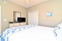 TV&#47;Unterhaltungsangebot in der Unterkunft All New Luxury Beach Retreat 1 Mile to Beach w Pool