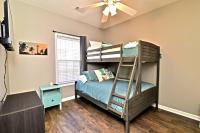 Ein Bett oder Betten in einem Zimmer der Unterkunft All New Luxury Beach Retreat 1 Mile to Beach w Pool