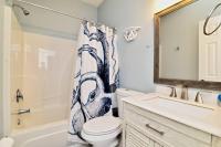 Ein Badezimmer in der Unterkunft All New Luxury Beach Retreat 1 Mile to Beach w Pool