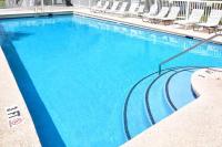 Der Swimmingpool an oder in der Nähe von All New Luxury Beach Retreat 1 Mile to Beach w Pool