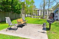 Ein Garten an der Unterkunft All New Luxury Beach Retreat 1 Mile to Beach w Pool