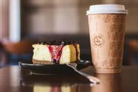 ビガンにあるVigan Traversa Hotelのコーヒーの横の皿にケーキ一枚