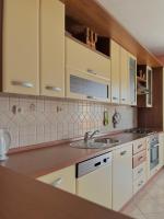Kuchyňa alebo kuchynka v ubytovaní Apartment Lola