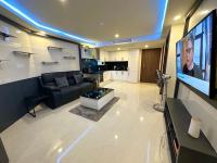 TV a/nebo společenská místnost v ubytování Large luxury condo - Pattaya City Centre - Grand Avenue Residences, Pool View - 716