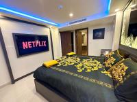 TV a/nebo společenská místnost v ubytování Large luxury condo - Pattaya City Centre - Grand Avenue Residences, Pool View - 716