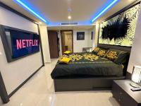 Postel nebo postele na pokoji v ubytování Large luxury condo - Pattaya City Centre - Grand Avenue Residences, Pool View - 716