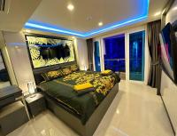 Postel nebo postele na pokoji v ubytování Large luxury condo - Pattaya City Centre - Grand Avenue Residences, Pool View - 716