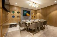 ナーシクにあるExpress Inn The Business Luxury Hotelの長いテーブルと椅子のあるダイニングルーム