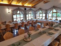 una gran sala con largas mesas y sillas en Hotel Landgasthof Hirsch, en Marktlustenau