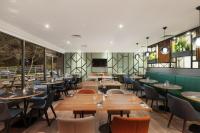 un restaurante con mesas y sillas de madera en Holiday Inn Leeds-Wakefield M1 Jct40 by IHG, en Wakefield