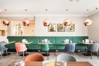 Un restaurante con mesas y sillas y calaveras en la pared. en Holiday Inn Leeds-Wakefield M1 Jct40 by IHG, en Wakefield