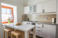 Kuchyň nebo kuchyňský kout v ubytování Apartmaji Tina