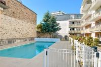 una piscina en el patio de un edificio en &quot;Balcons de Renoir&quot; - Parking &amp; Pool - Limoges Centre, en Limoges
